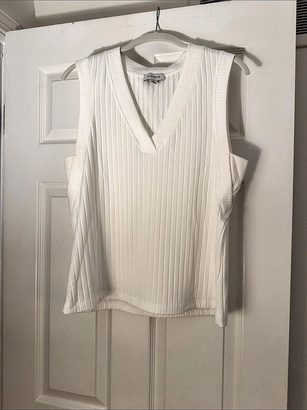 Evereve Ribbed V-Neck Tank Top in White Like New